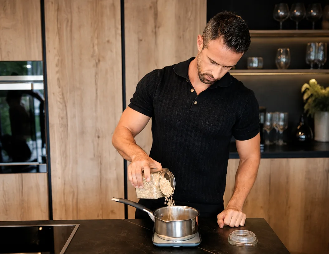 Dieter bereidt een gezonde maaltijd in de keuken